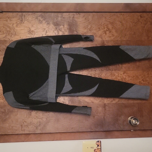 Black & Gray Two-Piece Workout / Yoga - Picture 3 of 9